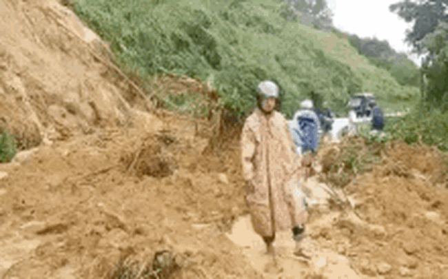 Lở núi kinh hoàng ở Quảng Nam: Cấm đường, chuyển 2 người bị thương nặng lên tuyến trên Lở núi kinh hoàng ở Quảng Nam: Cấm đường, chuyển 2 người bị thương nặng lên tuyến trên