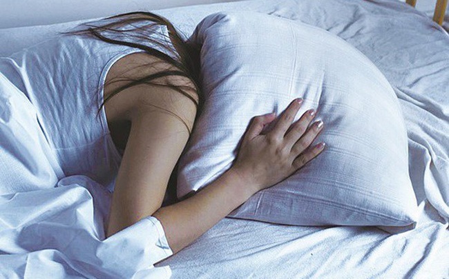 Mỗi đêm trước khi ngủ nên cẩn thận đặt 3 thứ này ở đầu giường: Mất vài giây nhưng có thể cứu bạn khỏi những cái chết đột ngột giữa đêm Mỗi đêm trước khi ngủ nên cẩn thận đặt 3 thứ này ở đầu giường: Mất vài giây nhưng có thể cứu bạn khỏi những cái chết đột ngột giữa đêm
