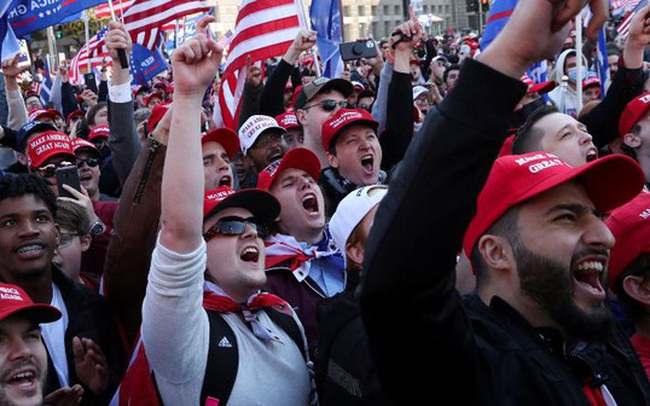 Hàng chục nghìn người biểu tình đổ về Washington, D.C., hô hào "thêm 4 năm" cho Tổng thống Trump Hàng chục nghìn người biểu tình đổ về Washington, D.C., hô hào "thêm 4 năm" cho Tổng thống Trump