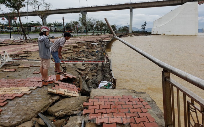 Bờ biển Đà Nẵng ngổn ngang, kè sông sụt lún vì bão số 13 Bờ biển Đà Nẵng ngổn ngang, kè sông sụt lún vì bão số 13