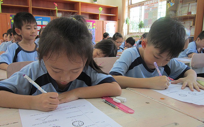 3 bài toán tiểu học của Việt Nam từng gây xôn xao mạng xã hội, bài cuối cùng "khoai" đến mức loạt giáo sư, tiến sĩ phải vào cuộc 3 bài toán tiểu học của Việt Nam từng gây xôn xao mạng xã hội, bài cuối cùng "khoai" đến mức loạt giáo sư, tiến sĩ phải vào cuộc