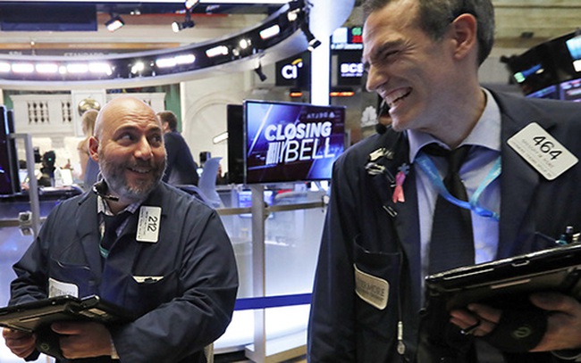 Hứng khởi trước thông tin về vắc-xin, Dow Jones tăng gần 500 điểm và chạm đỉnh mới Hứng khởi trước thông tin về vắc-xin, Dow Jones tăng gần 500 điểm và chạm đỉnh mới