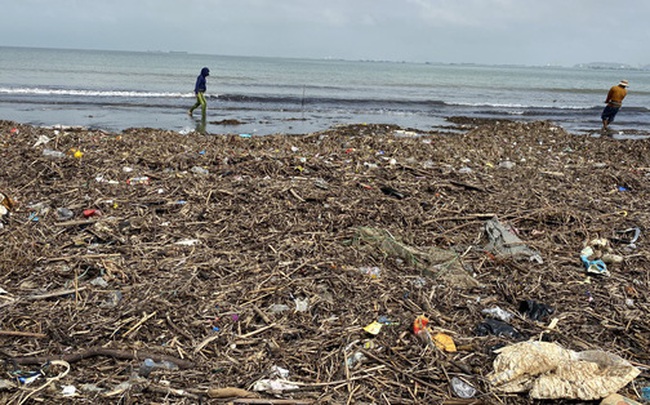 [Ảnh] Hơn 500 tấn rác dạt vào bãi biển Đà Nẵng