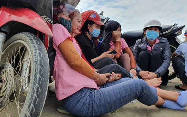 Nghỉ làm tăng ca vì không có lương, cả trăm công nhân bị chặn cổng khi quay lại làm việc Nghỉ làm tăng ca vì không có lương, cả trăm công nhân bị chặn cổng khi quay lại làm việc