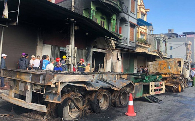 Hải Dương: 2 ô tô đầu kéo va chạm, 1 chiếc bốc cháy thiêu 3 nhà dân ven đường, tài xế tử vong Hải Dương: 2 ô tô đầu kéo va chạm, 1 chiếc bốc cháy thiêu 3 nhà dân ven đường, tài xế tử vong