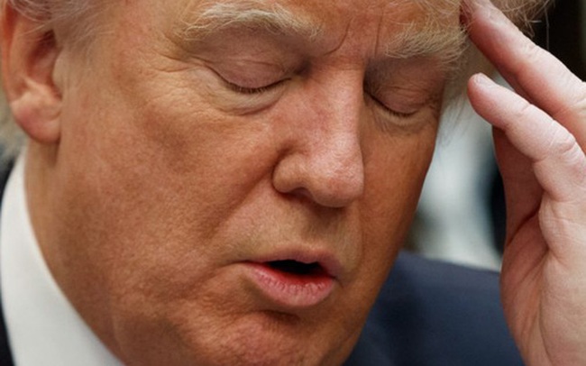 "Chiến đấu" tới phút cuối cùng, ông Trump để lại hàng loạt chướng ngại vật cho ông Biden