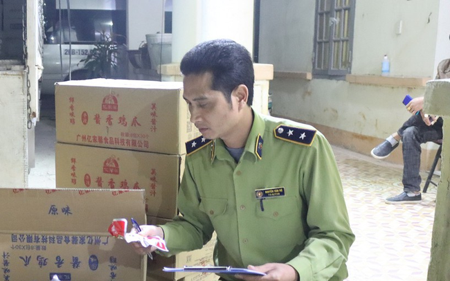 Bắt hàng tấn thực phẩm không rõ nguồn gốc xuất xứ Bắt hàng tấn thực phẩm không rõ nguồn gốc xuất xứ