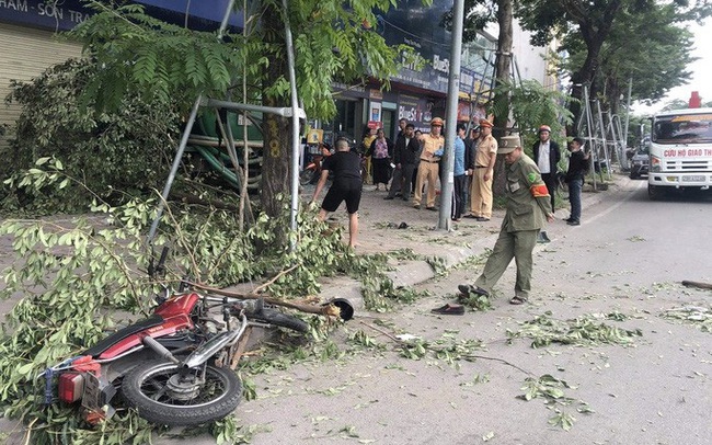 Xe bồn lao qua dải phân cách, tông vào cửa hàng, 2 người bị thương nặng Xe bồn lao qua dải phân cách, tông vào cửa hàng, 2 người bị thương nặng