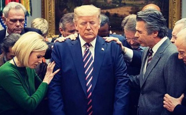 Bầu cử Mỹ: Sự thật bức ảnh TT Trump đứng không vững, cần người đỡ khi các bang "ngả xanh" Bầu cử Mỹ: Sự thật bức ảnh TT Trump đứng không vững, cần người đỡ khi các bang "ngả xanh"