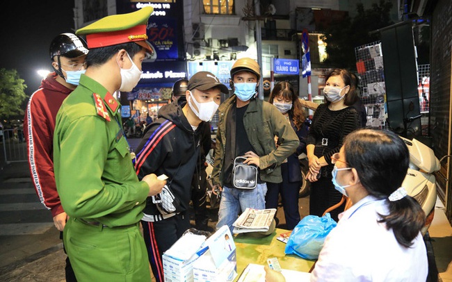 Phạt nhiều người không đeo khẩu trang trên phố đi bộ hồ Gươm Phạt nhiều người không đeo khẩu trang trên phố đi bộ hồ Gươm