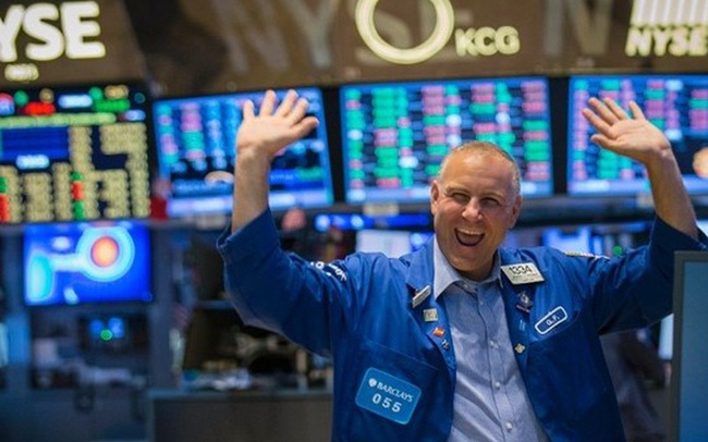Dow Jones mở cửa với mức tăng lớn nhất lịch sử, vắc xin chưa thể giúp nước Mỹ thoát khỏi đợt bùng phát dịch tồi tệ Dow Jones mở cửa với mức tăng lớn nhất lịch sử, vắc xin chưa thể giúp nước Mỹ thoát khỏi đợt bùng phát dịch tồi tệ
