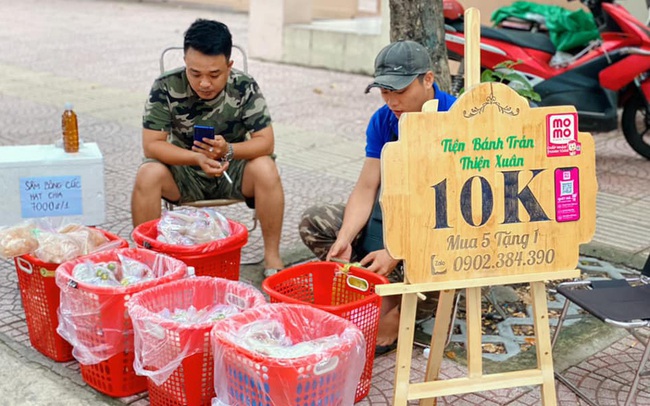 Sếp MoMo kể chuyện 10 năm làm ví điện tử: Giấc mơ từ quán nước mía, 2 lần ‘chết’, mất nhiều anh em chủ chốt vì đời không như mơ! Sếp MoMo kể chuyện 10 năm làm ví điện tử: Giấc mơ từ quán nước mía, 2 lần ‘chết’, mất nhiều anh em chủ chốt vì đời không như mơ!