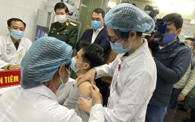 3 người tình nguyện tiêm vắc-xin ngừa COVID-19 đều khỏe mạnh 3 người tình nguyện tiêm vắc-xin ngừa COVID-19 đều khỏe mạnh