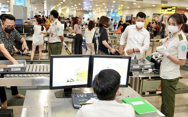 Trộm điện thoại người khác từ Nội Bài vào Tân Sơn Nhất, nam hành khách bị cấm bay