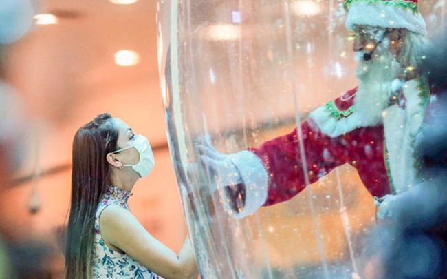 Khi mùa Noel vẫn trùng mùa dịch Covid-19: Nhìn ảnh để thấy thế giới thực sự đang đón một Giáng sinh kỳ lạ nhất từ trước đến nay Khi mùa Noel vẫn trùng mùa dịch Covid-19: Nhìn ảnh để thấy thế giới thực sự đang đón một Giáng sinh kỳ lạ nhất từ trước đến nay
