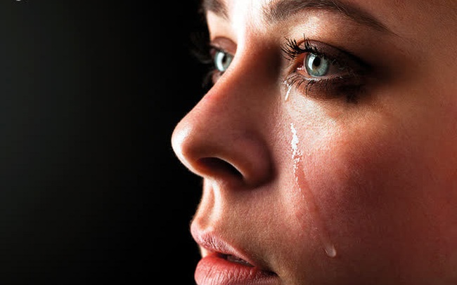 Khi bạn khóc, nước mắt sẽ giúp tiêu diệt vi khuẩn, giảm căng thẳng và giải phóng độc tố: Đừng "dại" kìm nén thứ cảm xúc "rất đỗi con người" ấy