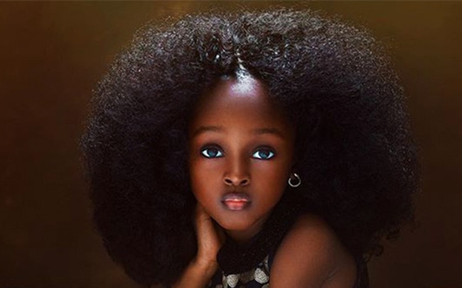Bất ngờ đổi đời sau loạt ảnh 2 năm trước, "Cô bé châu Phi đẹp nhất thế giới" giờ vẫn đẹp nao lòng nhưng cách cha mẹ dạy dỗ mới đáng chú ý