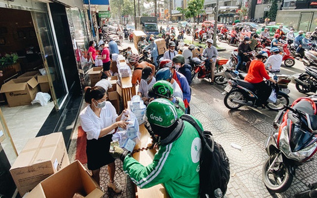 Người Sài Gòn đổ xô đi mua khẩu trang 25.000 đồng/hộp, nhiều công ty mua cả thùng để tặng nhân viên