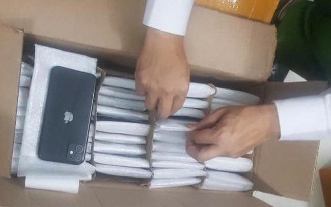 Bắt lô iPhone nhập lậu hơn 8 tỷ đồng “núp bóng” hàng quần áo