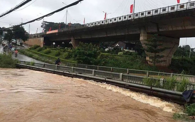 Mưa lớn, cầu Đắk Nông bị ngập lụt