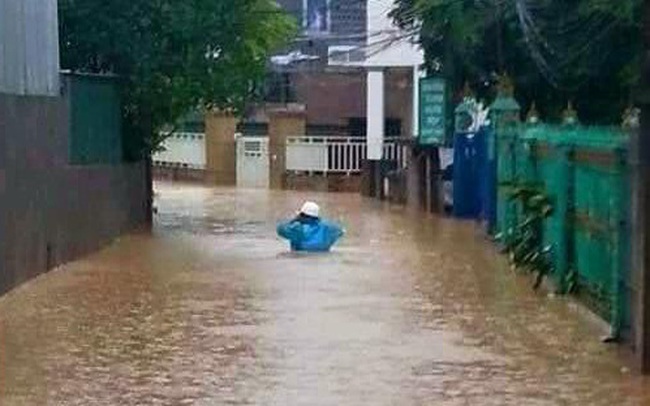 Hạ Long lại 'thất thủ' sau mưa lớn: Sát biển sao đường phố vẫn chìm sâu trong nước?