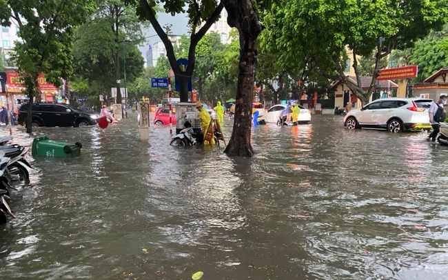 Hà Nội: Mưa to như trút nước lúc tan tầm, nhiều tuyến phố trung tâm lại "biến" thành sông