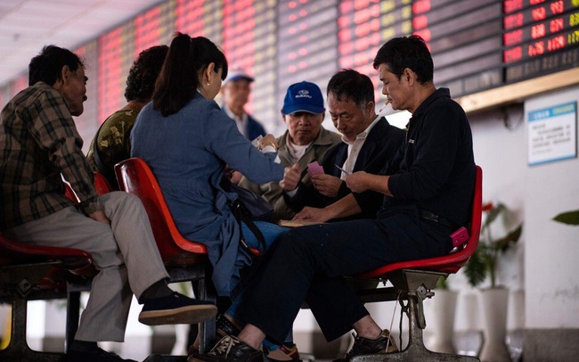 Vì lãi nên cứ ‘đâm đầu’: Hơn 2,4 triệu người Trung Quốc đầu cơ chứng khoán chỉ trong 1 tháng