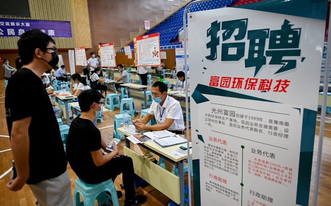 Giải cứu thị trường lao động, các ngân hàng lớn của Trung Quốc đồng loạt tuyển dụng hàng trăm nghìn sinh viên mới ra trường bất chấp lỗ nặng