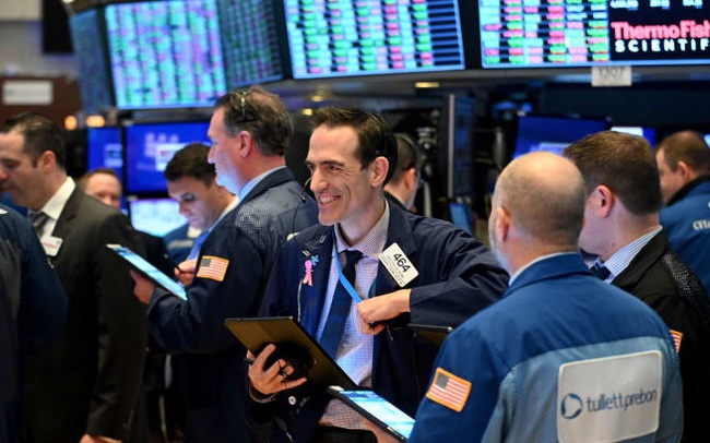 Cổ phiếu Apple rớt giá lần đầu tiên trong 6 phiên, S&P 500 và Nasdaq vẫn chạm đỉnh lịch sử