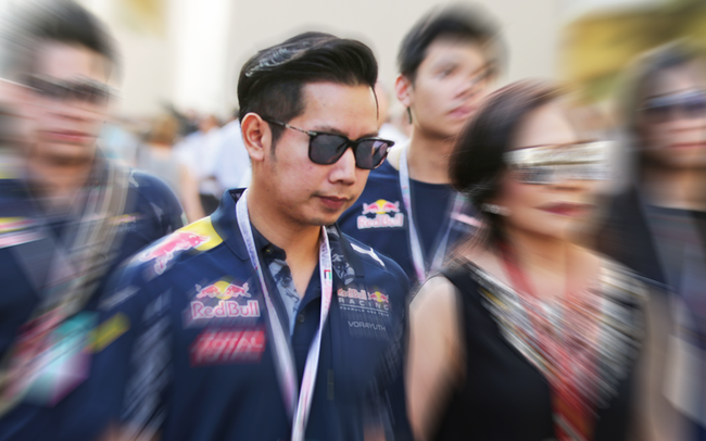Người thừa kế gia tộc Red Bull: Từ cậu ấm kín tiếng trở thành biểu tượng của sự bất bình đẳng giàu nghèo ở Thái Lan Người thừa kế gia tộc Red Bull: Từ cậu ấm kín tiếng trở thành biểu tượng của sự bất bình đẳng giàu nghèo ở Thái Lan