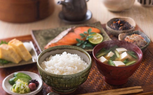 Thường xuyên ăn cơm nhưng vì sao người Nhật hiếm khi béo phì, lại còn sống thọ bậc nhất thế giới? Hóa ra cách họ tiêu thụ gạo cũng rất đáng để học tập Thường xuyên ăn cơm nhưng vì sao người Nhật hiếm khi béo phì, lại còn sống thọ bậc nhất thế giới? Hóa ra cách họ tiêu thụ gạo cũng rất đáng để học tập