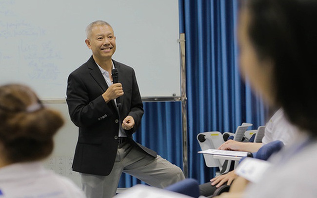"Giáo sư quần đùi" Trương Nguyện Thành và cách giáo dục Cha Voi: Đừng bắt con cố làm đúng, cứ để con tự trải nghiệm và sửa sai "Giáo sư quần đùi" Trương Nguyện Thành và cách giáo dục Cha Voi: Đừng bắt con cố làm đúng, cứ để con tự trải nghiệm và sửa sai