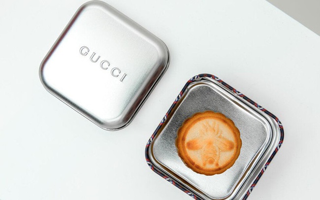 Tận mắt ngắm những hộp bánh Trung thu của các thương hiệu hàng đầu như Hermes, LV, Gucci: Chỉ nhìn độ "sang chảnh" thôi cũng thấy ngon miệng rồi Tận mắt ngắm những hộp bánh Trung thu của các thương hiệu hàng đầu như Hermes, LV, Gucci: Chỉ nhìn độ "sang chảnh" thôi cũng thấy ngon miệng rồi