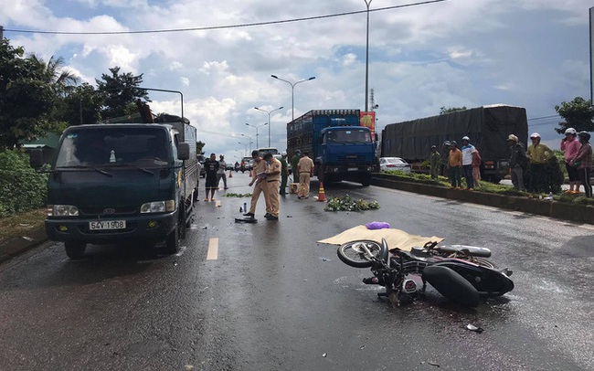 Mưa lớn, tông xe tải đậu bên đường, người đàn ông tử vong tại chỗ Mưa lớn, tông xe tải đậu bên đường, người đàn ông tử vong tại chỗ
