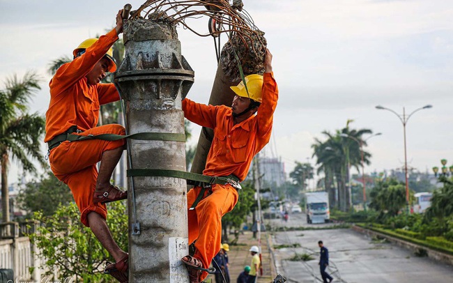 Tổng Cty Điện lực miền Trung lý giải nguyên nhân hàng loạt cột điện bị gãy trong bão số 5