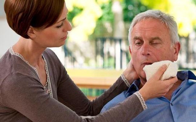 Nếu thấy cơ thể có tín hiệu "1 bộ phận bị cứng và 1 số vùng mềm đi" thì hãy cảnh giác nguy cơ bị xuất huyết não Nếu thấy cơ thể có tín hiệu "1 bộ phận bị cứng và 1 số vùng mềm đi" thì hãy cảnh giác nguy cơ bị xuất huyết não