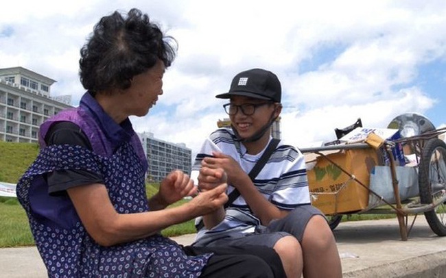Bị bạn bè tẩy chay vì nhà nghèo, bé trai 14 tuổi vẫn bình thản làm một việc và lời tâm sự khiến ai cũng phải nức nở Bị bạn bè tẩy chay vì nhà nghèo, bé trai 14 tuổi vẫn bình thản làm một việc và lời tâm sự khiến ai cũng phải nức nở