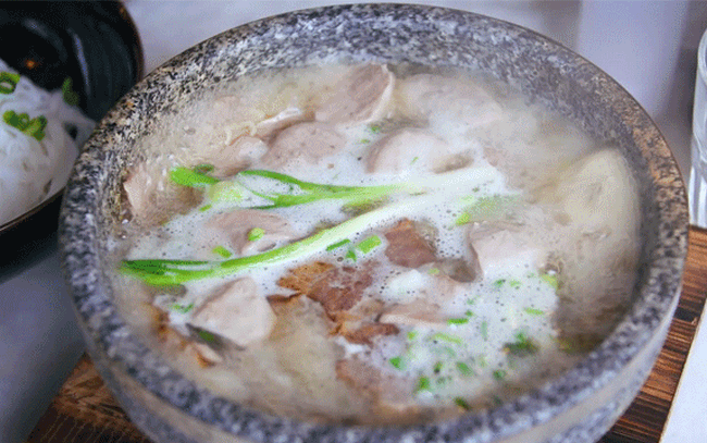 Tô phở ăn sáng tưởng bình dân nhưng có hẳn "phiên bản" biến tấu cao cấp hơn trăm triệu vì được làm từ những nguyên liệu "siêu đắt đỏ" này Tô phở ăn sáng tưởng bình dân nhưng có hẳn "phiên bản" biến tấu cao cấp hơn trăm triệu vì được làm từ những nguyên liệu "siêu đắt đỏ" này