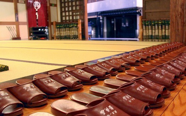 Vội mấy người Nhật cũng không bao giờ quên cởi giày trước khi bước vào nhà, hóa ra đó là lý do vì sao tuổi thọ của họ luôn "vô địch" thế giới