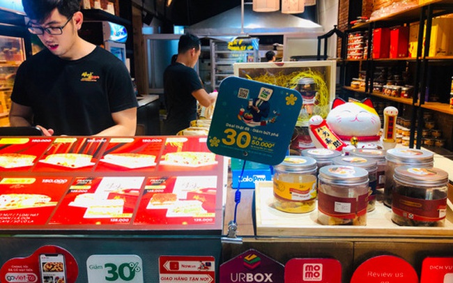 Đằng sau những khuyến mại giảm giá 30%, hoàn tiền 10% của các ví điện tử như Momo, Moca, VNPay...: Cuộc chiến đốt tiền 'khô máu' chưa biết khi nào và ai là người chiến thắng! Đằng sau những khuyến mại giảm giá 30%, hoàn tiền 10% của các ví điện tử như Momo, Moca, VNPay...: Cuộc chiến đốt tiền 'khô máu' chưa biết khi nào và ai là người chiến thắng!