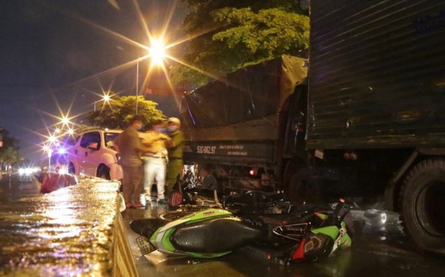 TP.HCM: Ô tô 7 chỗ tông hàng loạt xe máy dừng đèn đỏ, nhiều người bị thương nằm la liệt