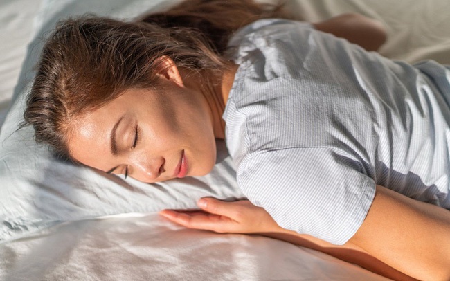 Nếu mỗi sáng ngủ dậy đều thấy 5 dấu hiệu này nghĩa là bạn đã ngủ sai tư thế: Sửa ngay kẻo ôm bệnh vào thân