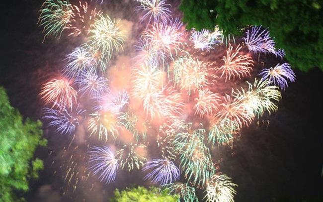 Ảnh: Những khoảnh khắc ấn tượng nhất khi pháo hoa thắp sáng bầu trời Hà Nội và TP.HCM chào đón năm mới 2021