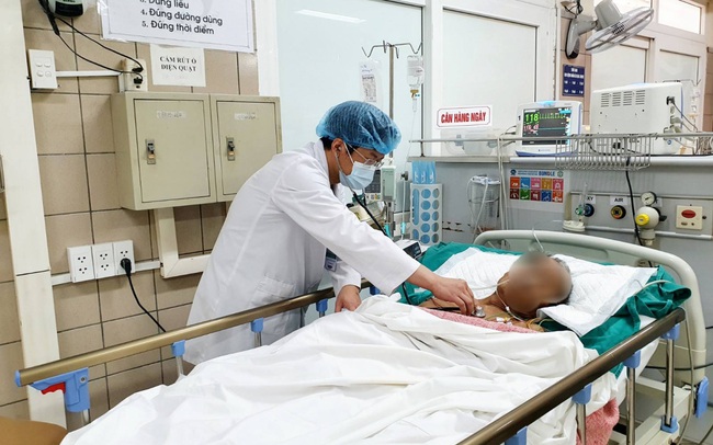 Uống nhầm tinh dầu quế, một người đàn ông bị ngộ độc nặng Uống nhầm tinh dầu quế, một người đàn ông bị ngộ độc nặng