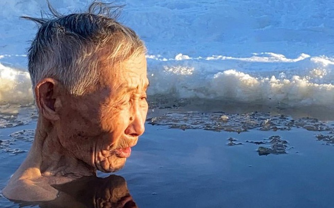 Cụ ông vô tư ngâm mình dưới làn nước đóng băng và những chuyện không tưởng chỉ có ở nơi lạnh giá nhiệt độ xuống thấp đến -45 độ C Cụ ông vô tư ngâm mình dưới làn nước đóng băng và những chuyện không tưởng chỉ có ở nơi lạnh giá nhiệt độ xuống thấp đến -45 độ C
