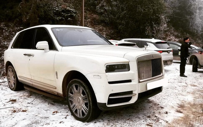 Đại gia mang Rolls-Royce Cullinan 40 tỷ vượt đường tuyết lên Lào Cai bất chấp nhiều xe từng gặp nạn do trơn trượt Đại gia mang Rolls-Royce Cullinan 40 tỷ vượt đường tuyết lên Lào Cai bất chấp nhiều xe từng gặp nạn do trơn trượt