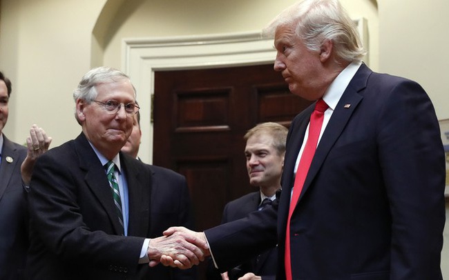 Người đàn ông không xa lạ này đang nắm giữ số phận Tổng thống Trump Người đàn ông không xa lạ này đang nắm giữ số phận Tổng thống Trump