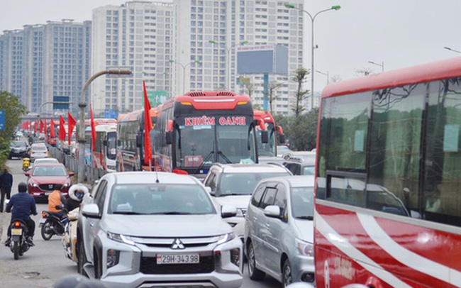 Chùm ảnh: Cửa ngõ Hà Nội ùn tắc kinh hoàng, các bến xe chật cứng người dân quay trở lại sau kỳ nghỉ Tết dương lịch Chùm ảnh: Cửa ngõ Hà Nội ùn tắc kinh hoàng, các bến xe chật cứng người dân quay trở lại sau kỳ nghỉ Tết dương lịch