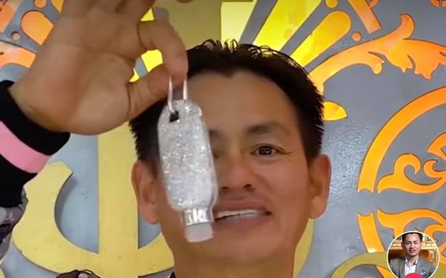 Chiếc bình xịt rửa tay được nạm hơn 5 nghìn viên kim cương khiến dân mạng choáng váng, hóa ra đó lại là sản phẩm của một người Việt đặc biệt