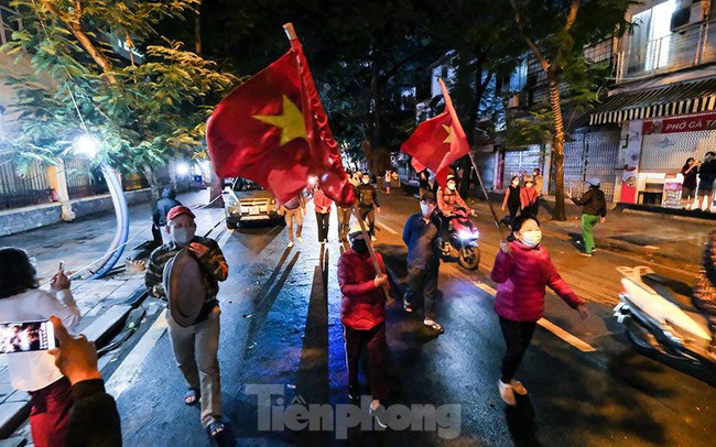 Khoảnh khắc dỡ phong toả bệnh viện Việt Đức, người dân vui mừng về nhà ngay trong đêm